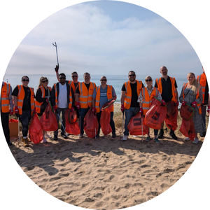 Volunteers at M&B and Biffa collect litter from the beach in Dorset. 